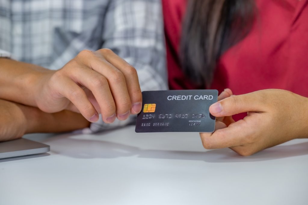Des gens qui utilisent une carte de crédit consommation