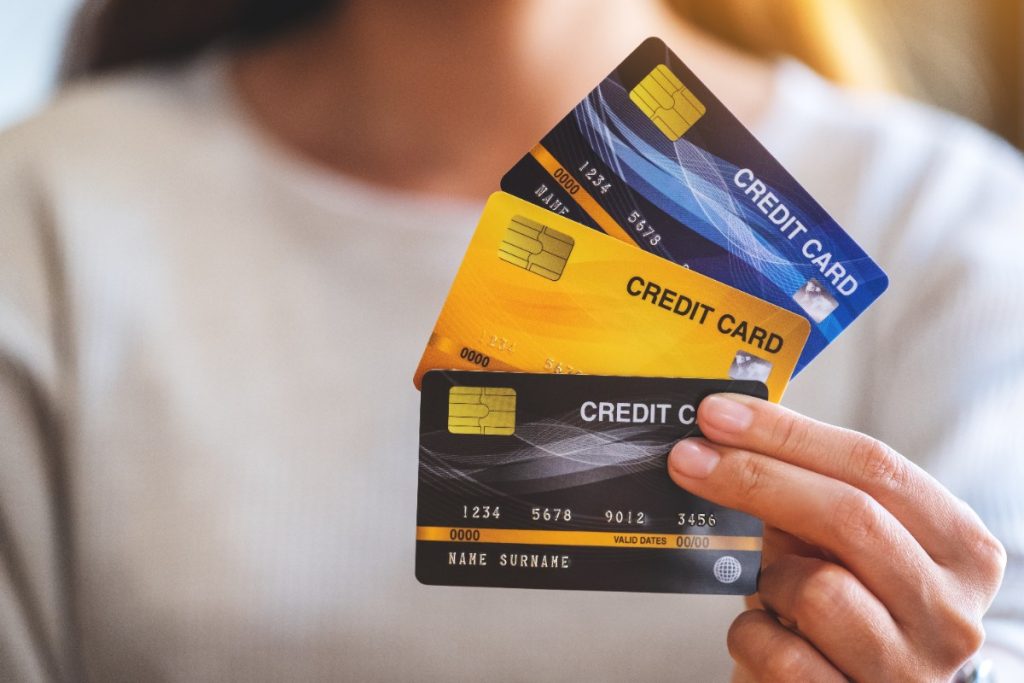 Une femme montrant des cartes de crédits avec un crédit consommation