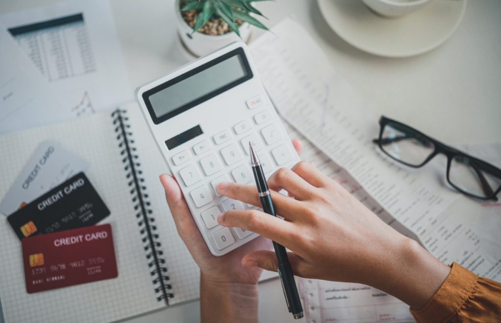 Une personne calculant un encours de crédit
