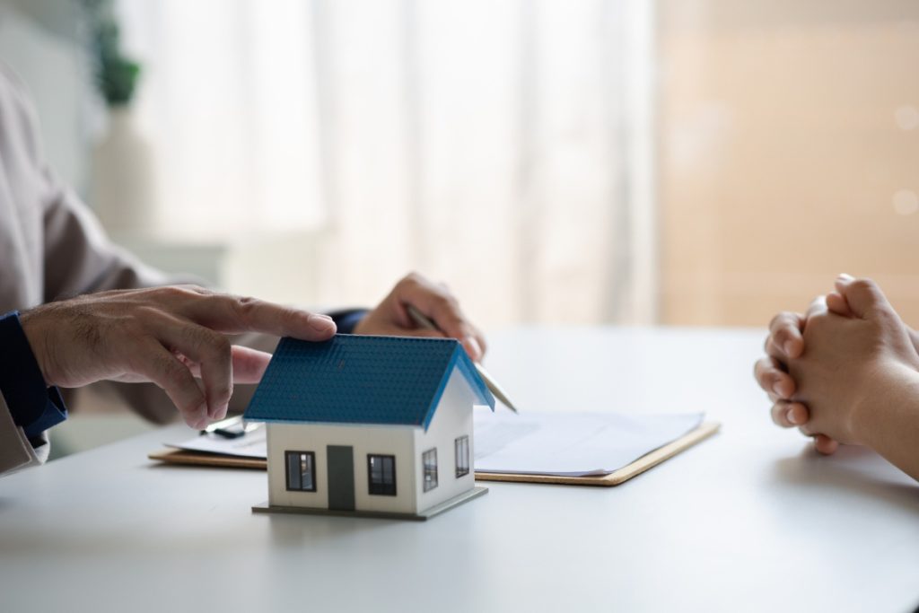Une personne montrant les conditions requises dans un contrat de prêt immobilier