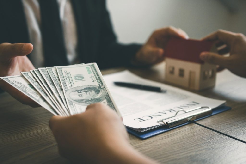 Une personne recevant un prêt immobilier à la banque