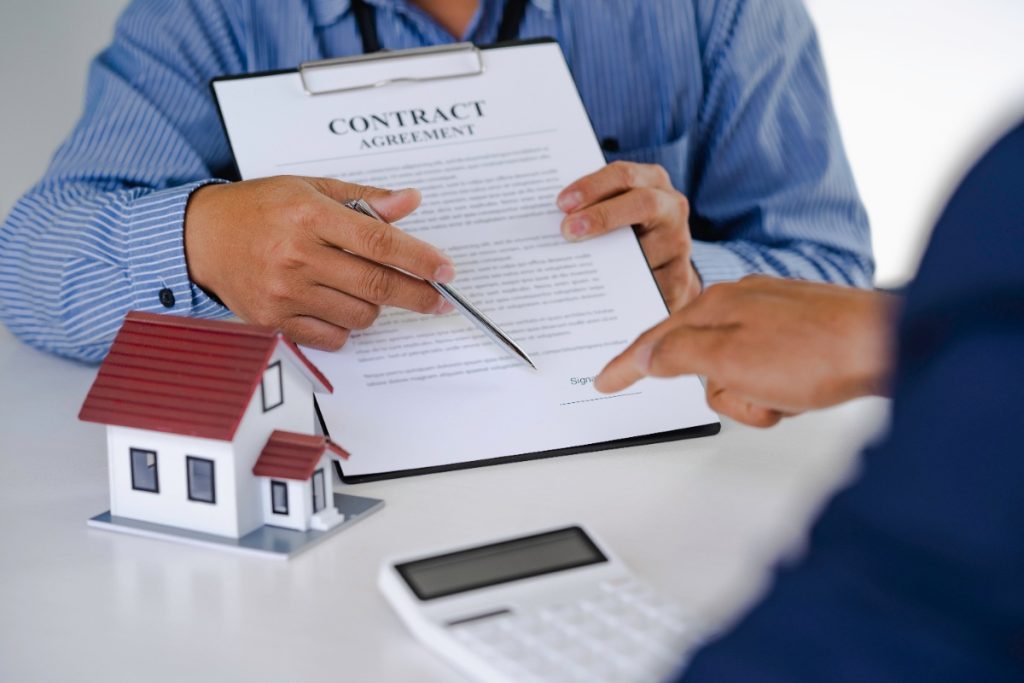 Une personne voulant signer un contrat de prêt immobilier